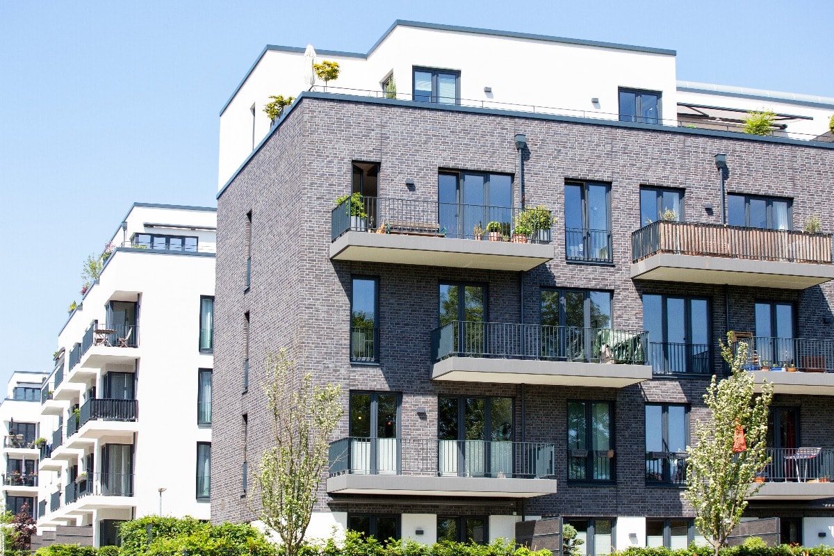 Fassade eines modernen Wohngebäudes in Hamburg, Deutschland